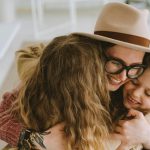 Psychologové pojmenovali jednu věc, která podle nich brání štěstí starších dcer. Psychologové pojmenovali jednu věc, která podle nich brání štěstí starších